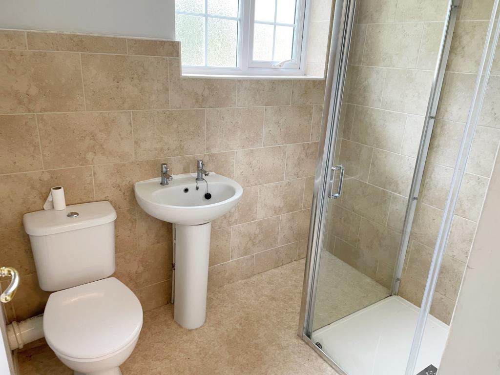 Lot: 37 - FOUR-BEDROOM DETACHED HOUSE AND LAND WITH PLANNING FOR FOUR ADDITIONAL DWELLINGS - Shower room